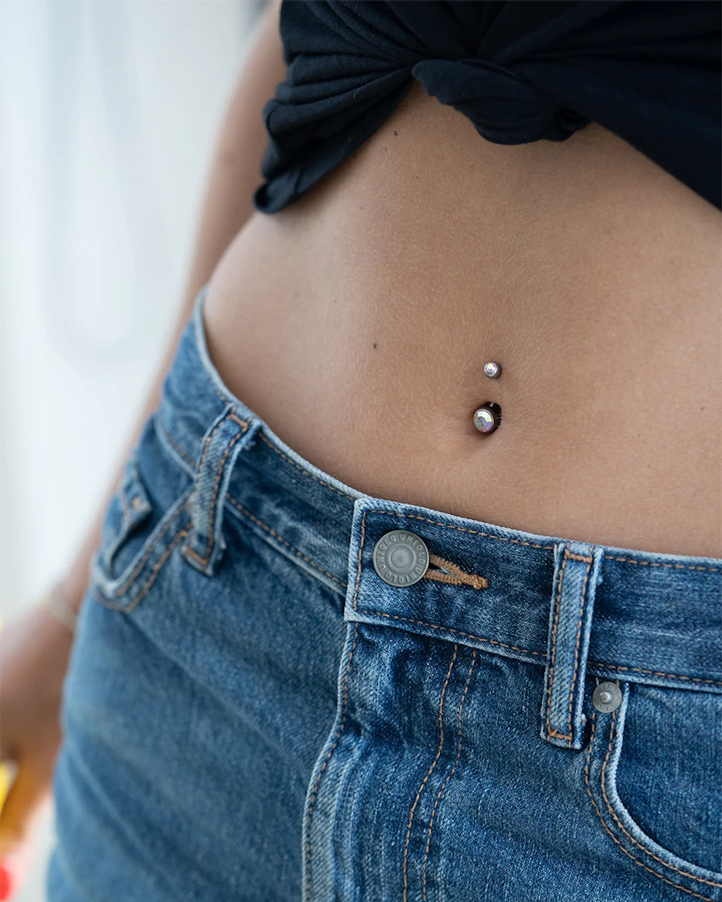 Piercing pour le nombril en titane avec deux pierres