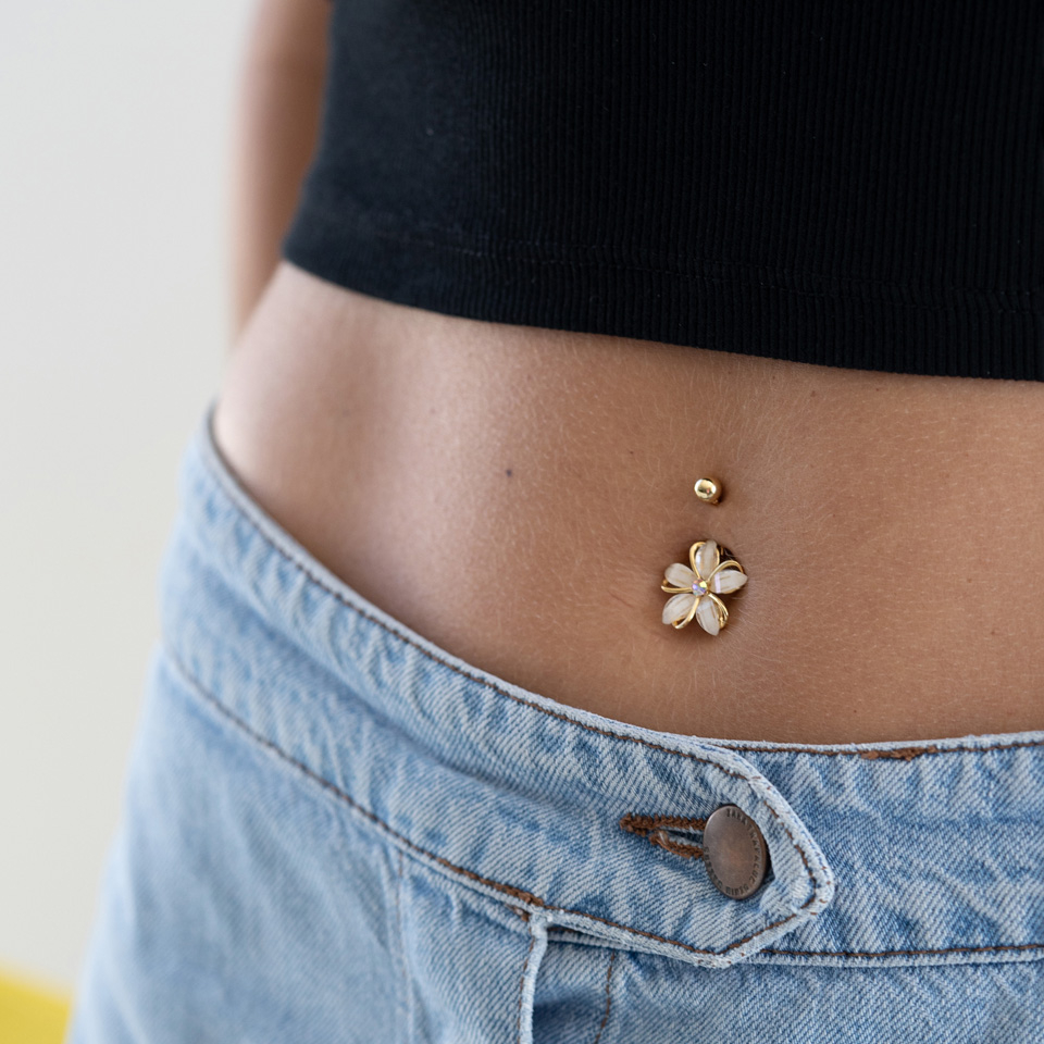 Piercing pour le nombril avec une fleur