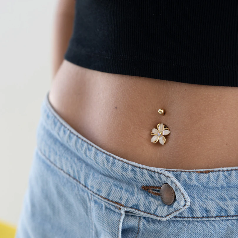 Piercing pour le nombril avec une fleur
