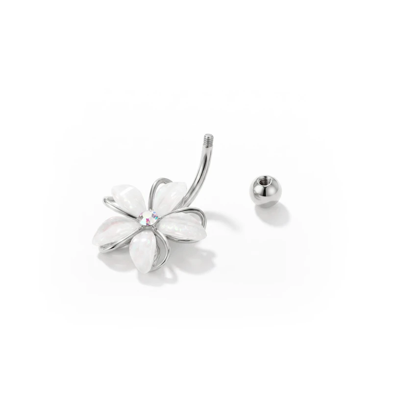 Piercing pour le nombril avec une fleur