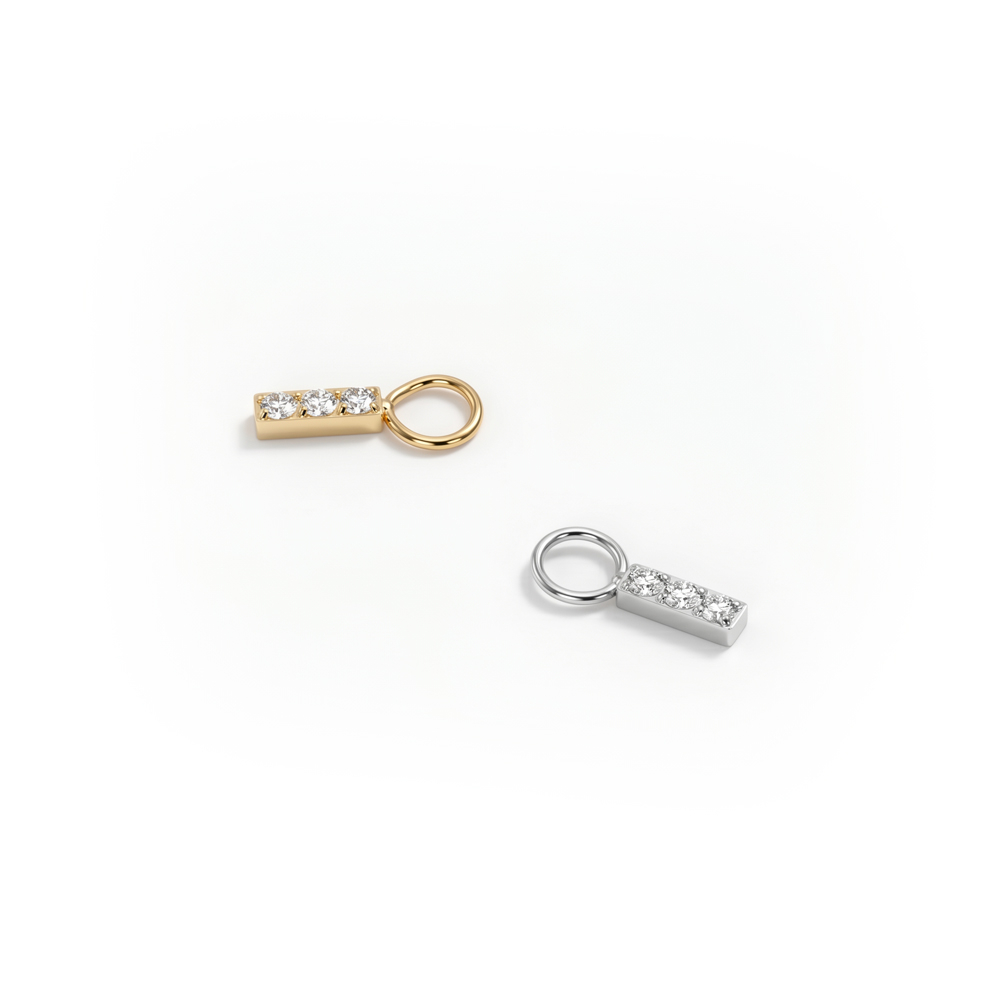 Charm en titane avec trois pierres