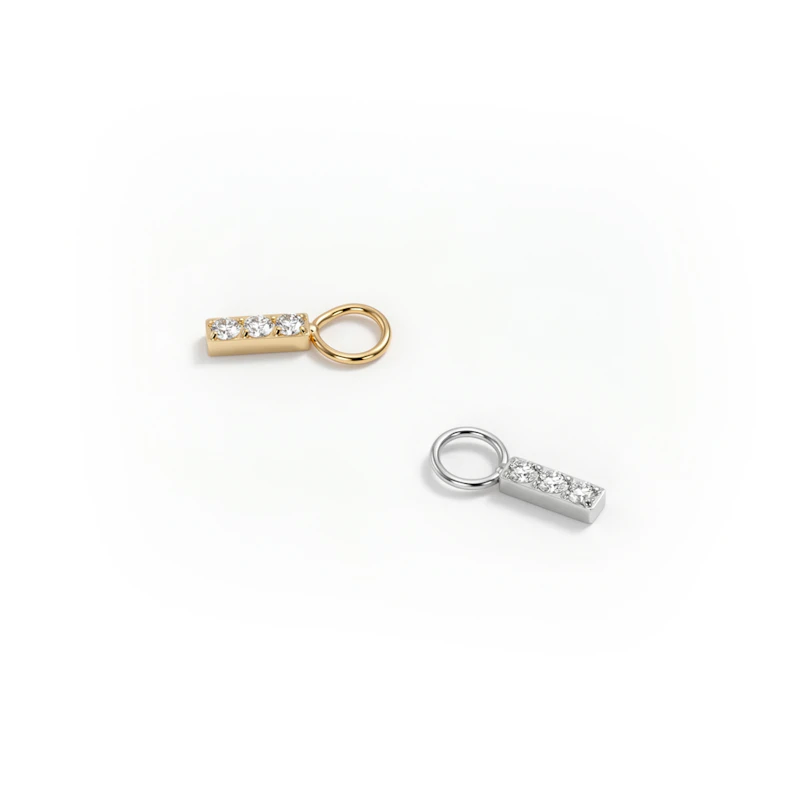 Charm en titane avec trois pierres