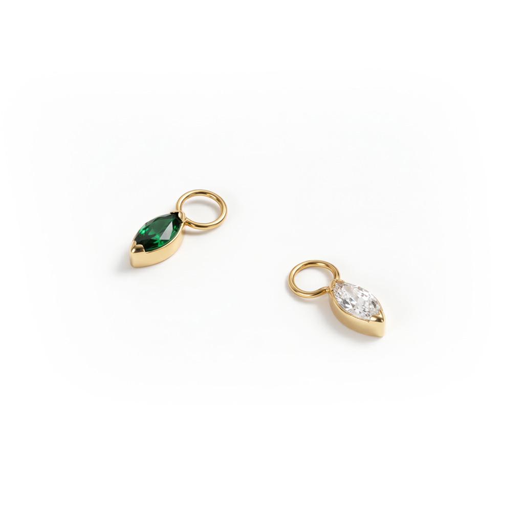Charm en titane avec pierre taille marquise
