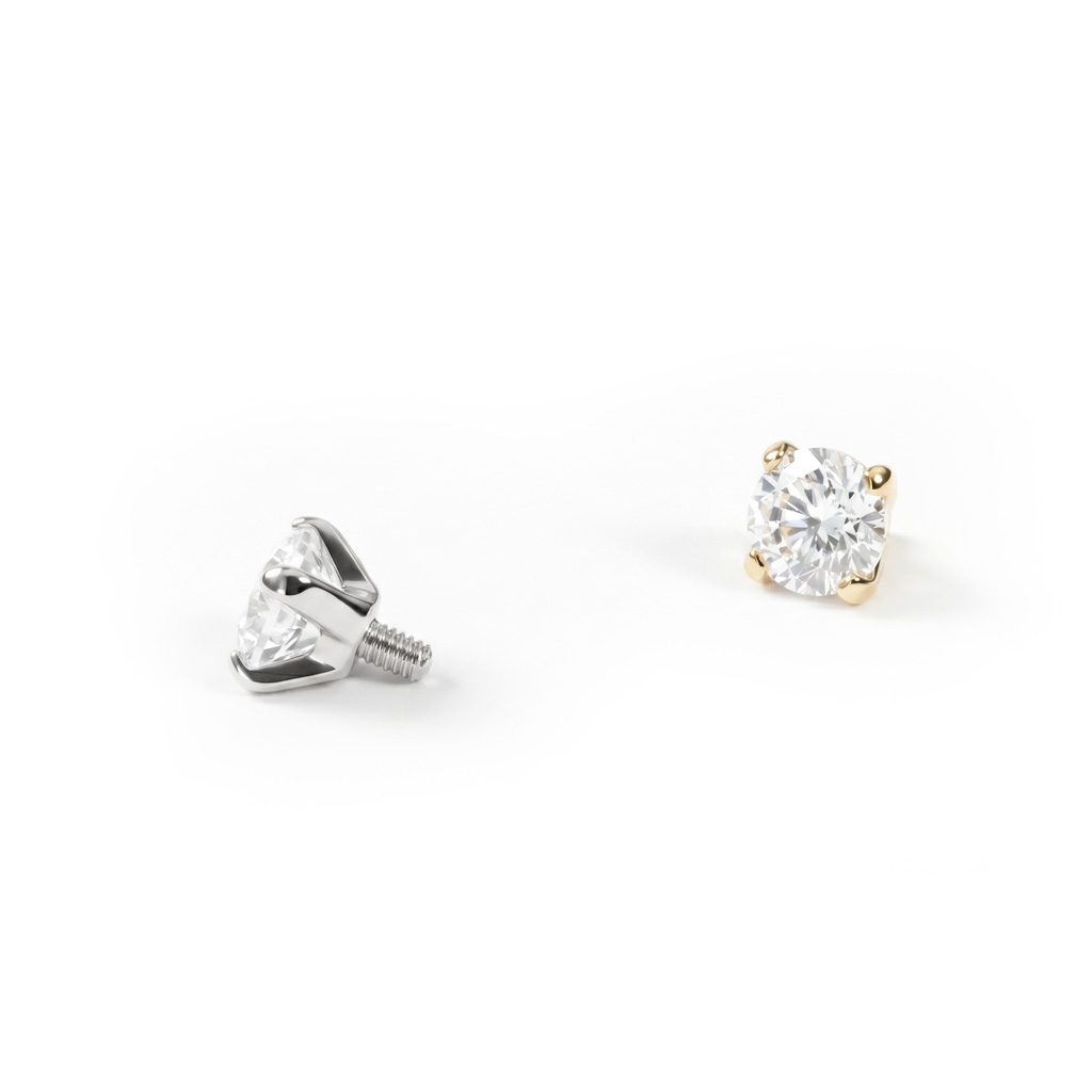 Piercing microdermal en or 14 carats avec une pierre