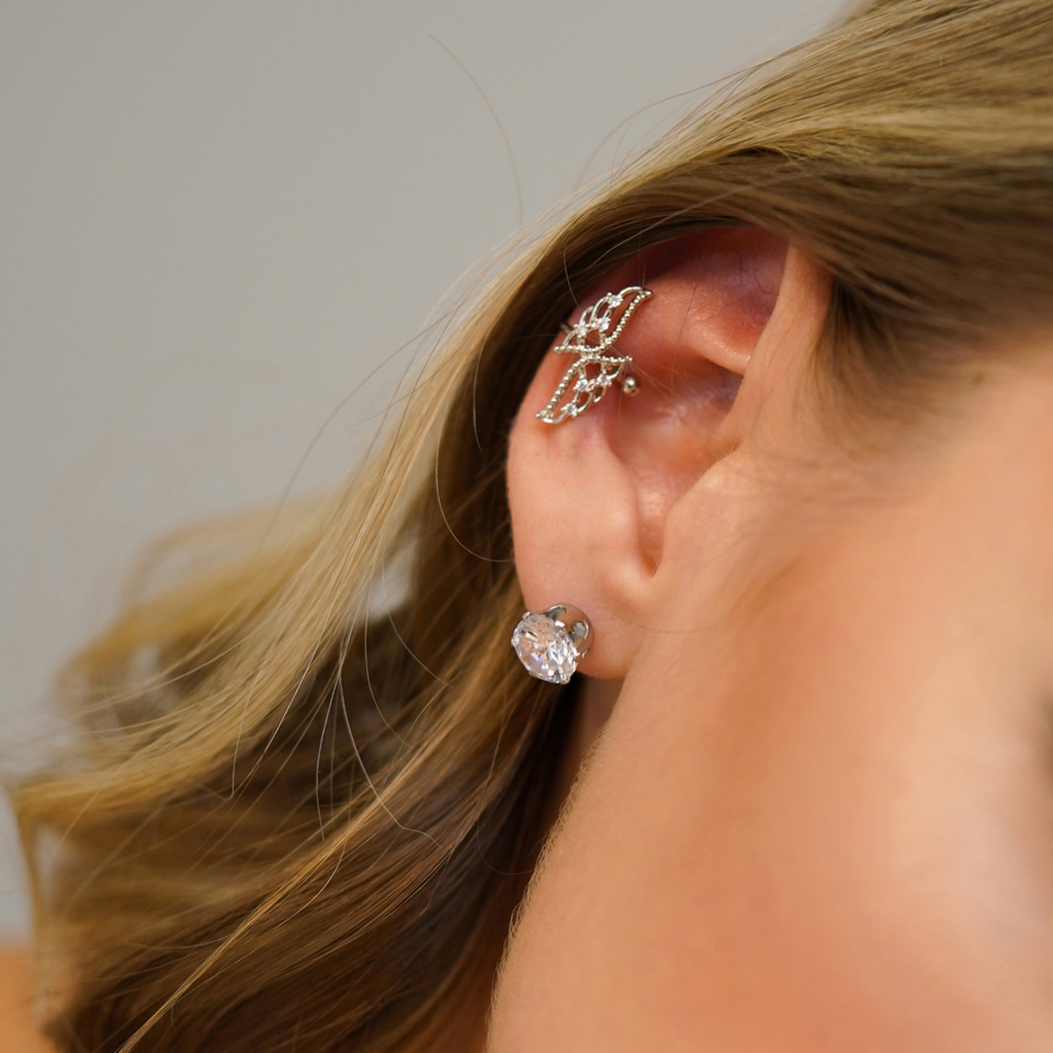 Piercing pour l'oreille avec pierre claire