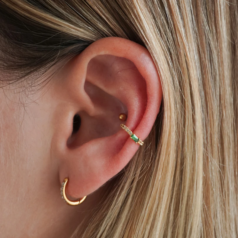 Earcuff orné d'une pierre verte