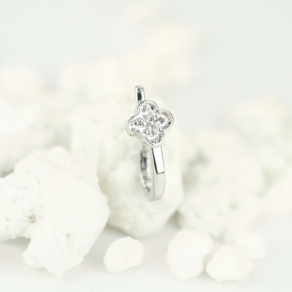 Faux piercing pour le nez avec un trèfle à quatre feuilles