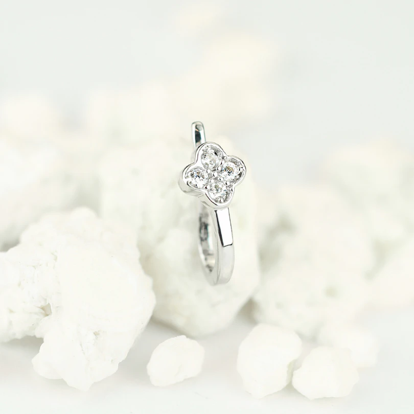 Faux piercing pour le nez avec un trèfle à quatre feuilles