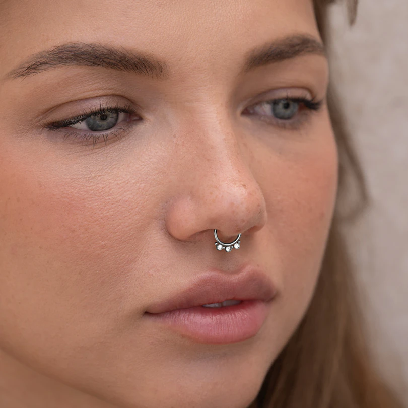 Faux anneau pour le septum avec trois pierres et des petites perles