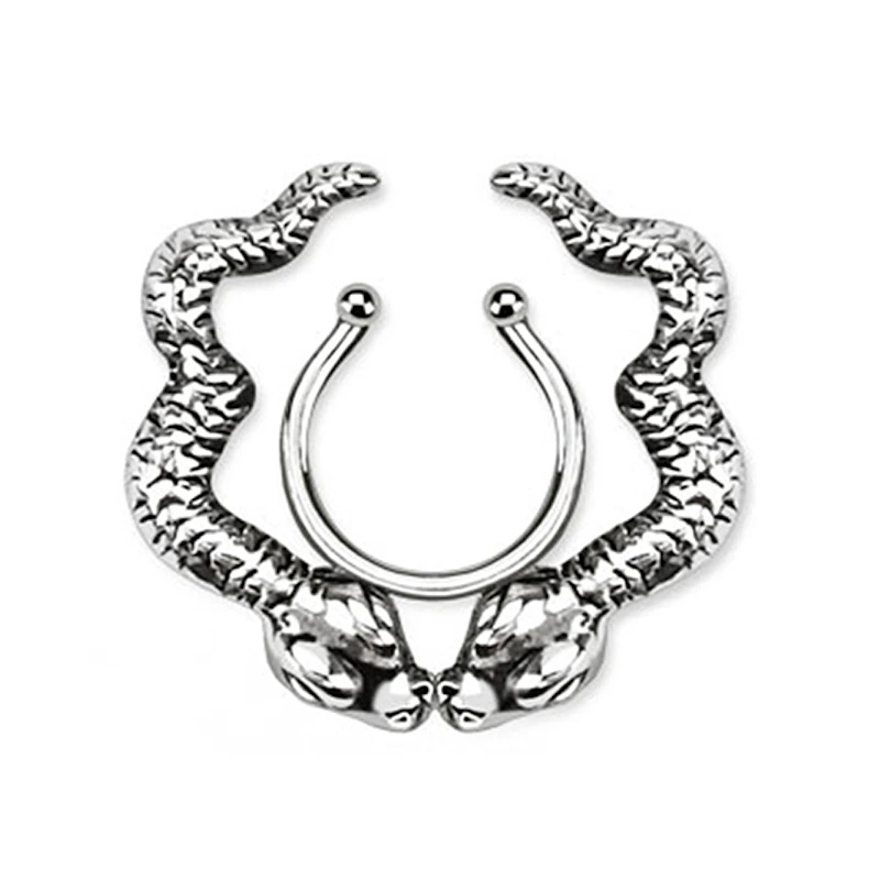 Faux piercing pour le téton avec serpents