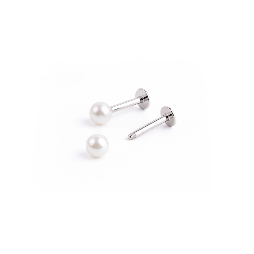 Labret avec une boule métallique