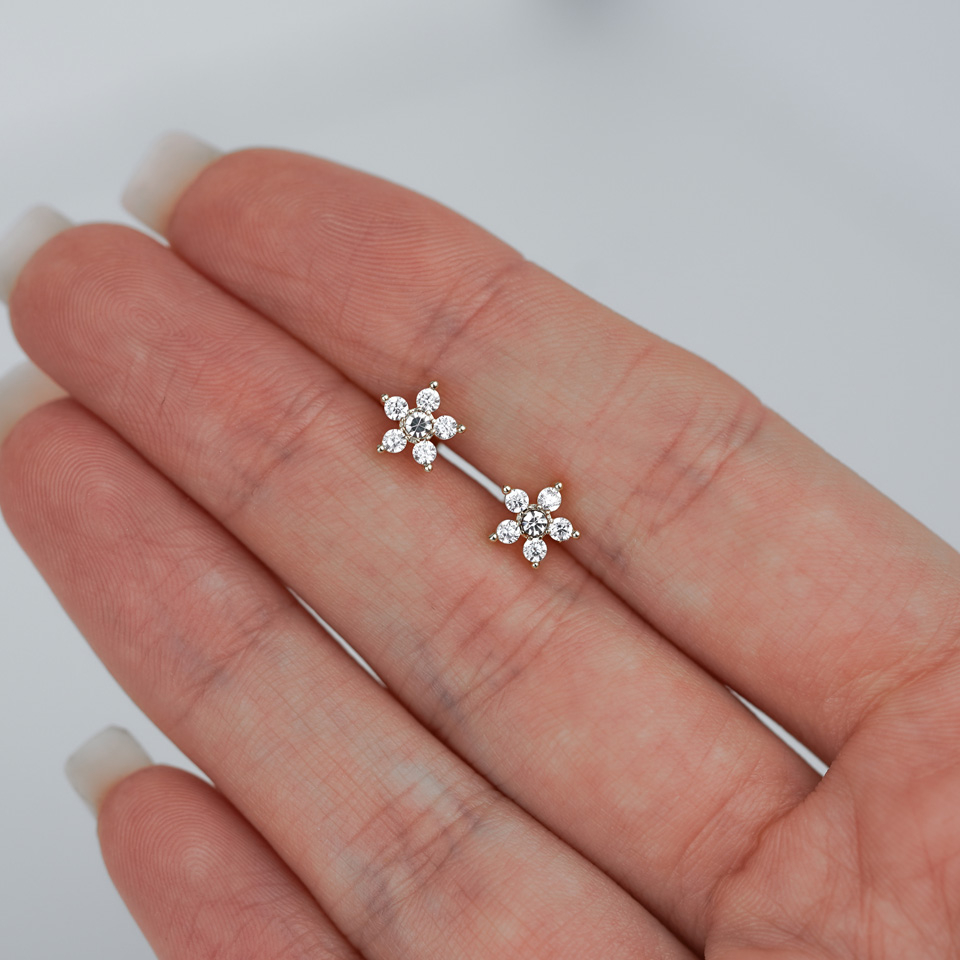 Labret avec filetage interne et une fleur ornée de pierres