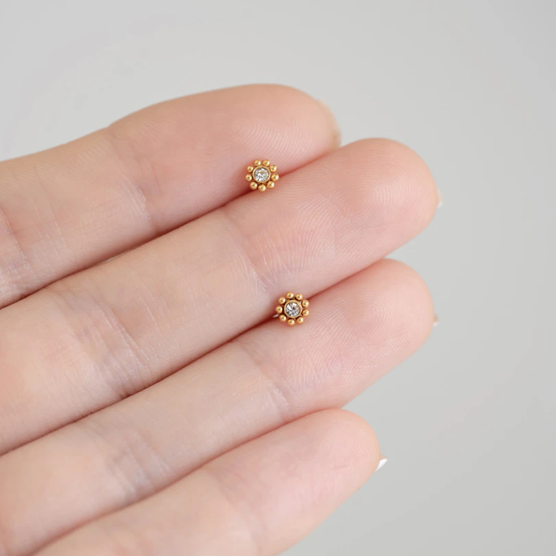 Labret avec filetage interne et des petites perles