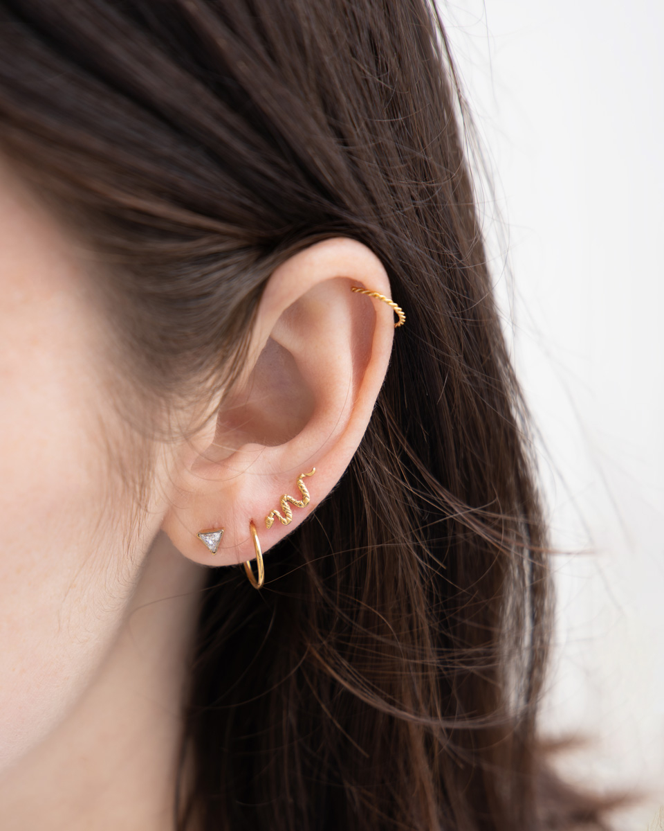 Labret en titane avec filetage interne et pierre triangulaire