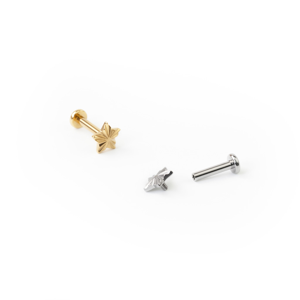 Labret en titane avec design texturé en forme d'étoile