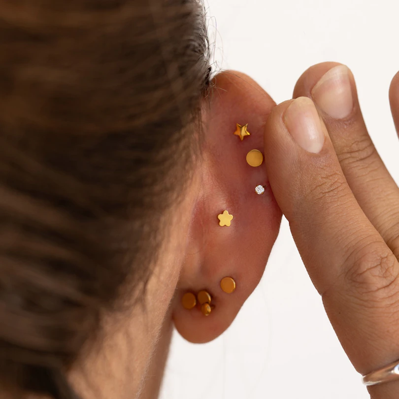 Labret push-in en titane avec une pierre et une étoile plate