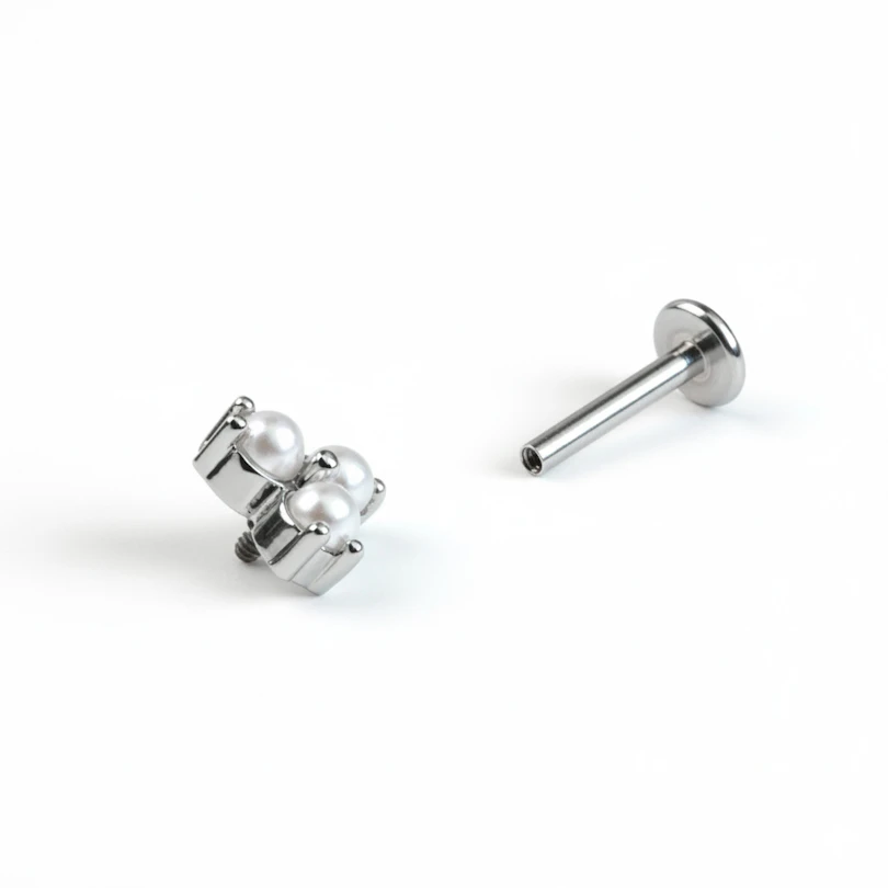 Labret avec un trio de perles de synthèse