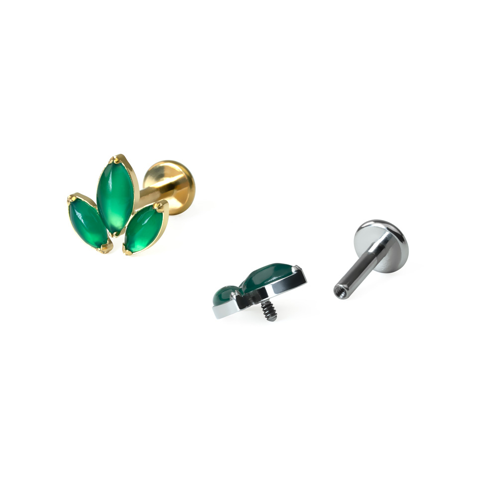 Labret en titane avec trois pierres naturelles taille marquise
