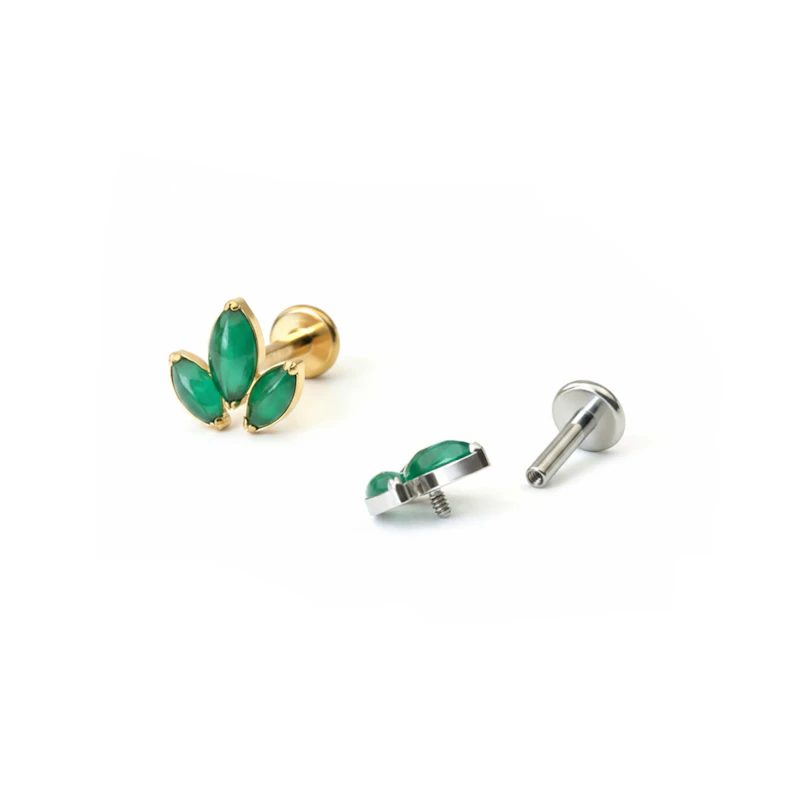 Labret en titane avec trois pierres naturelles taille marquise