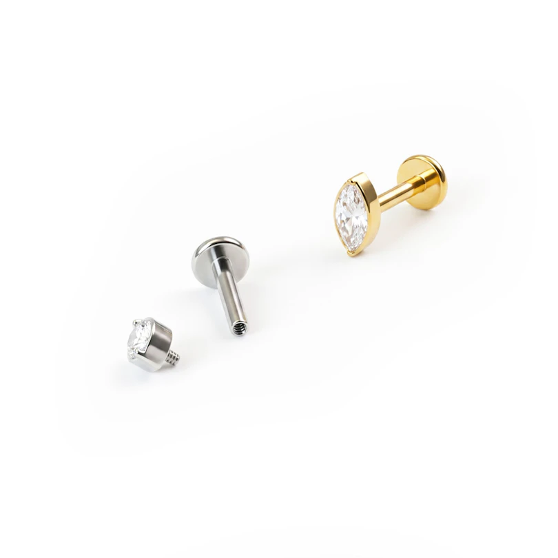Labret en titane avec pierre taille marquise