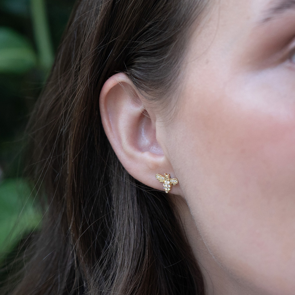 Labret à filetage interne avec abeille cloutée