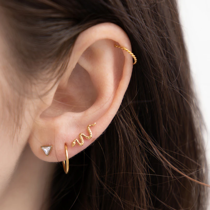 Labret push-in en titane avec un serpent