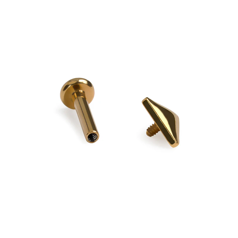 Labret en titane avec filetage interne et design triangulaire