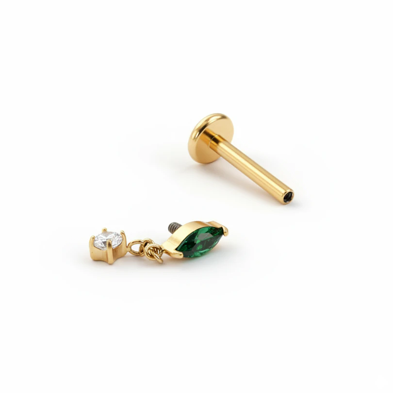 Labret en titane avec pierre couleur émeraude et chaîne