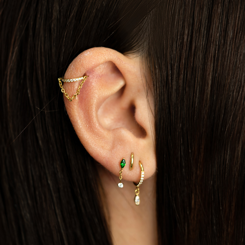 Labret en titane avec pierre couleur émeraude et chaîne