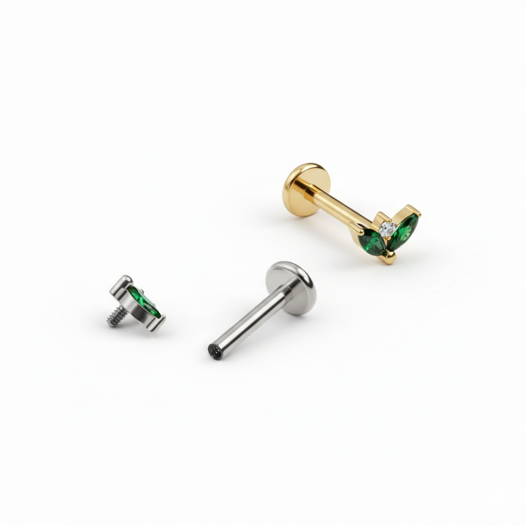 Labret en titane avec duo de pierres couleur émeraude