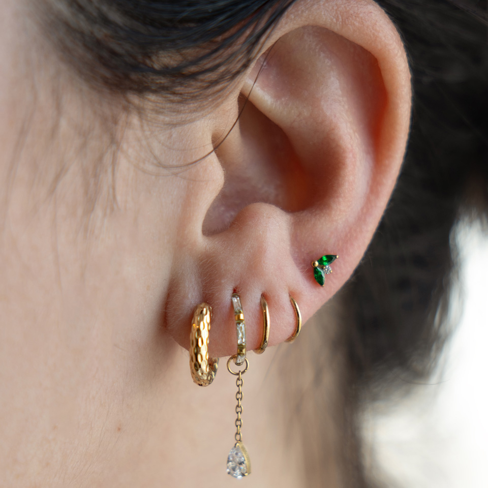 Labret en titane avec duo de pierres couleur émeraude