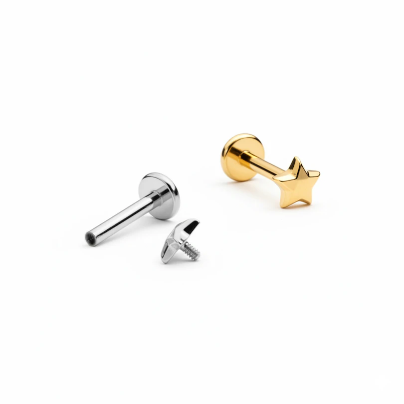 Labret en titane avec une étoile à plusieurs facettes