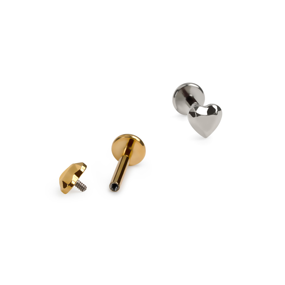 Labret en titane et cœur avec plusieurs facettes