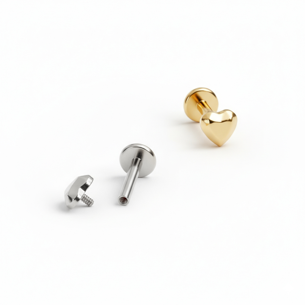 Labret en titane et cœur avec plusieurs facettes