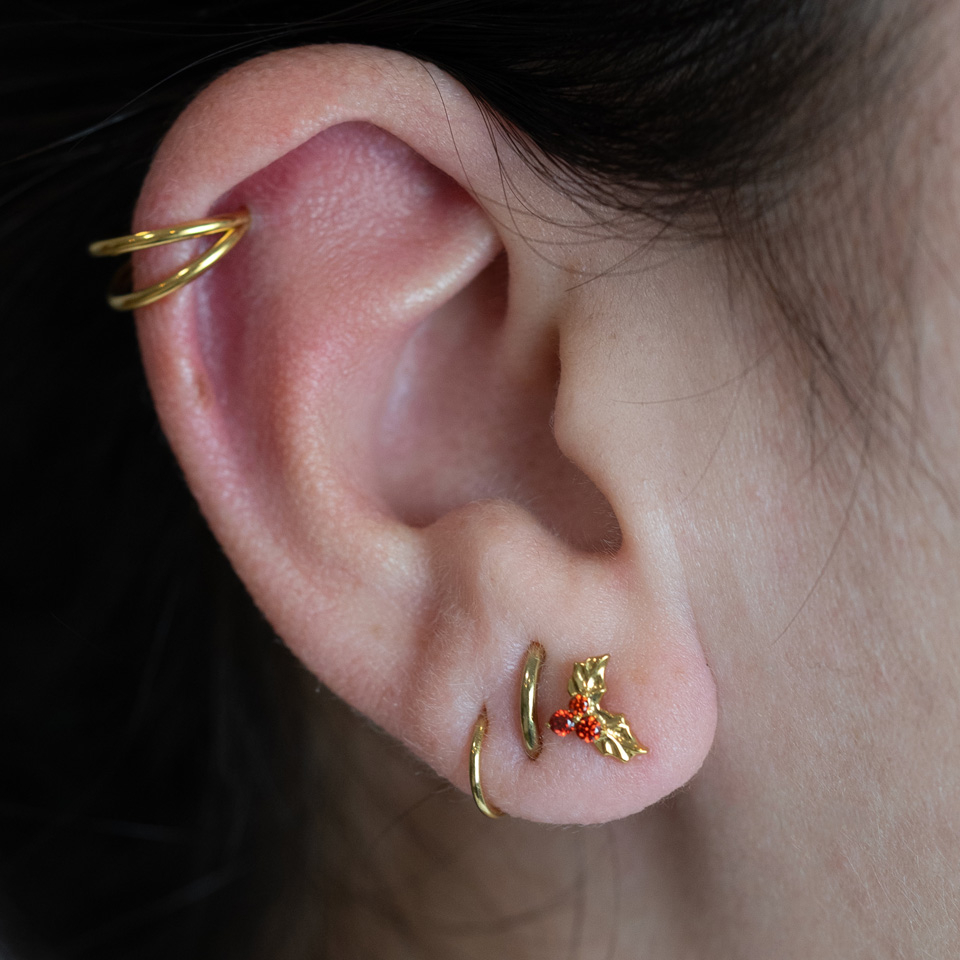 Labret en titane et feuilles de houx