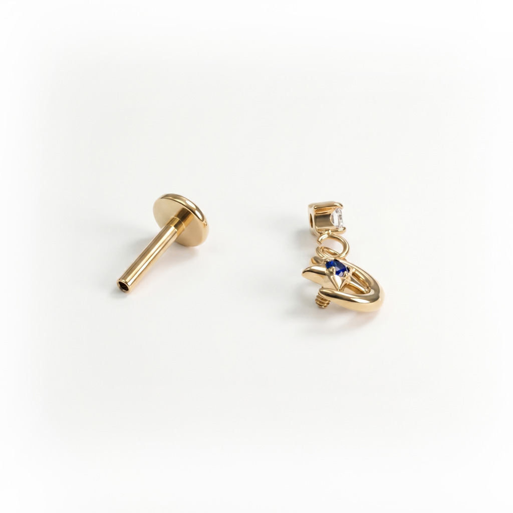 Labret en titane avec un charm, une lune et une étoile