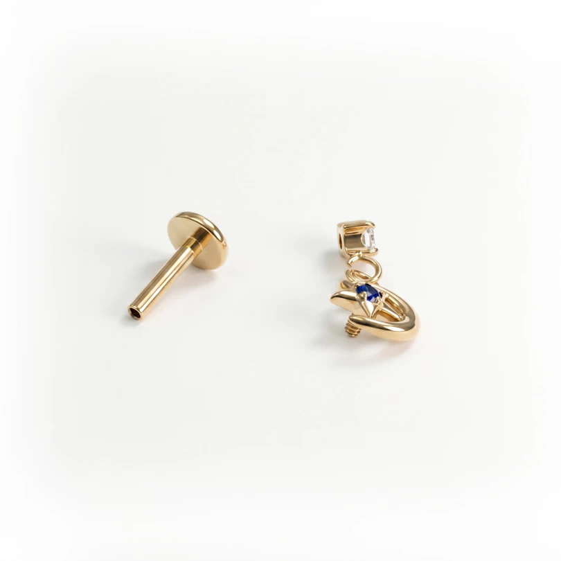 Labret en titane avec un charm, une lune et une étoile