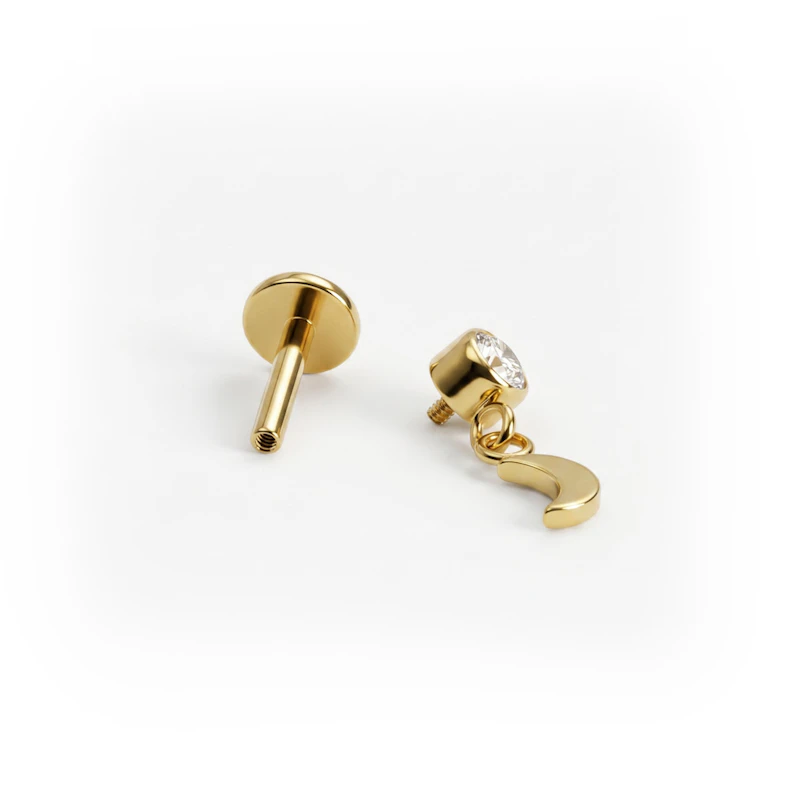 Labret en titane avec charm pendant en forme de lune