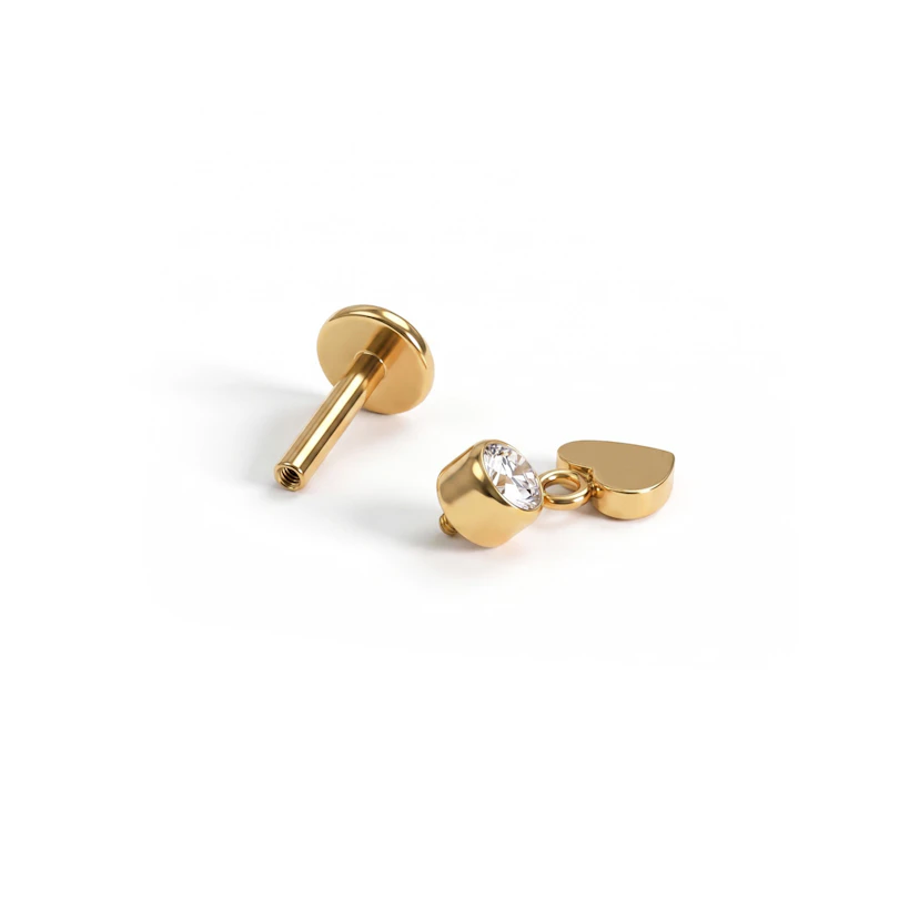Labret en titane avec charm pendant en forme de cœur