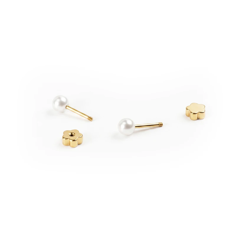 Boucles d'oreilles avec une perle et un fermoir fleur