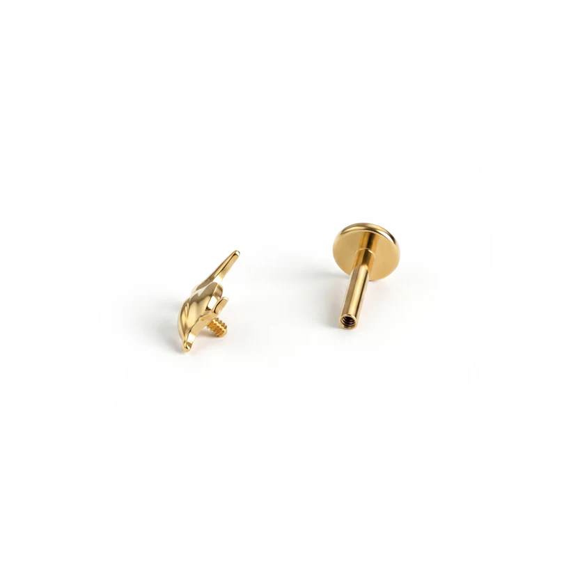 Labret en titane avec un pélican
