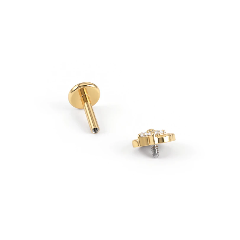 Labret en titane avec un cœur et une petite fleur