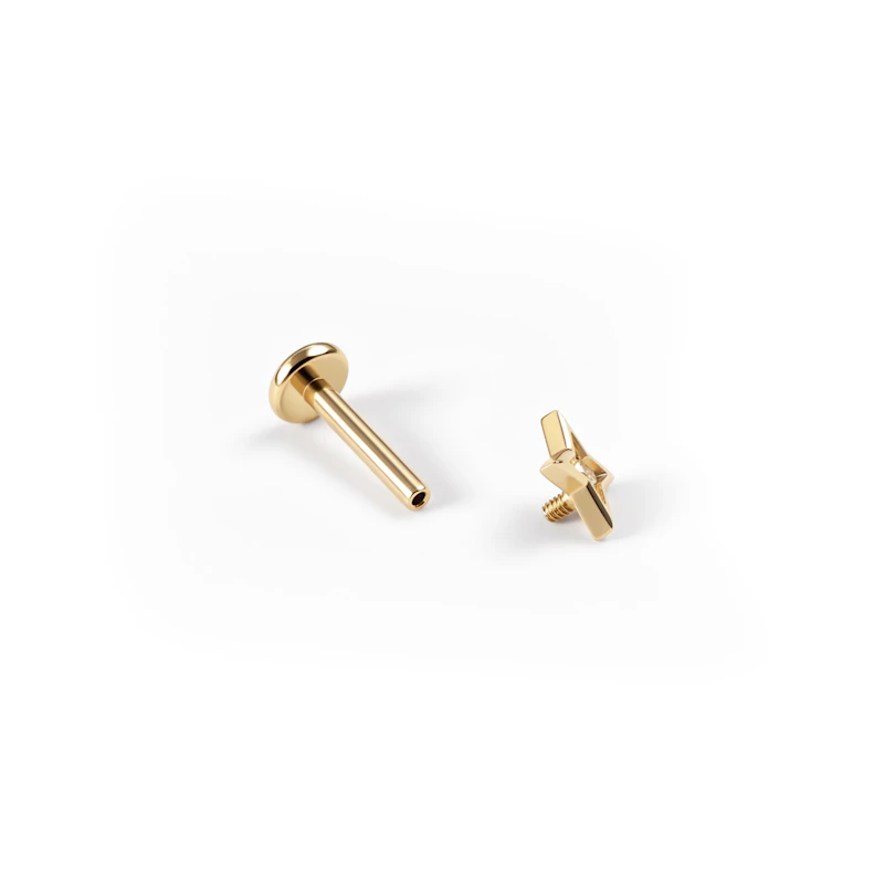 Labret en titane avec une étoile géométrique