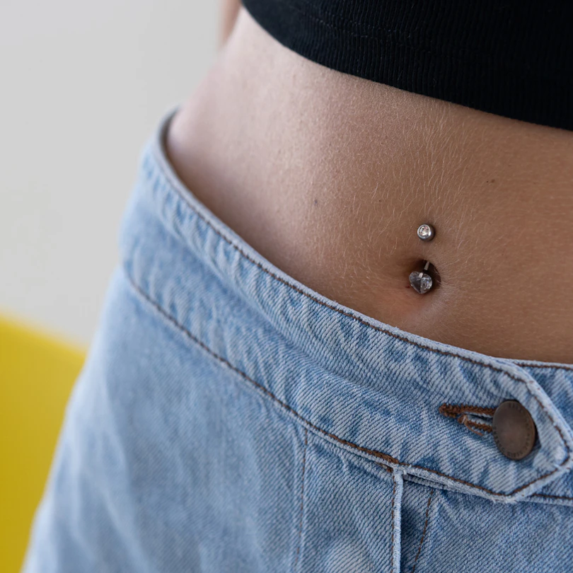 Piercing pour le nombril avec pierre en forme de cœur