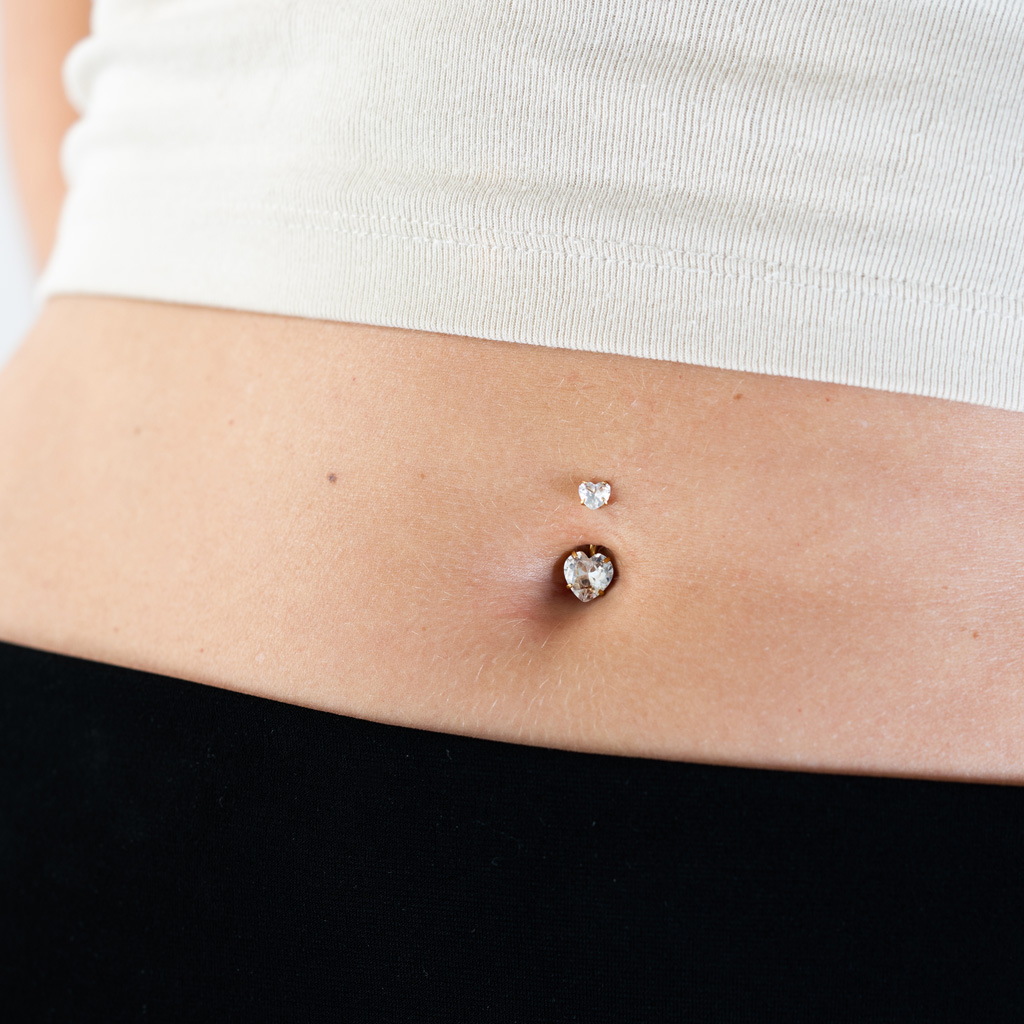 Piercing pour le nombril avec de jolis cœurs et filetage interne
