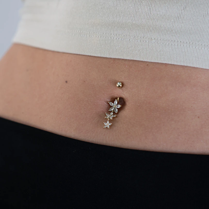 Piercing pour le nombril avec trois fleurs de marquise en pendentif