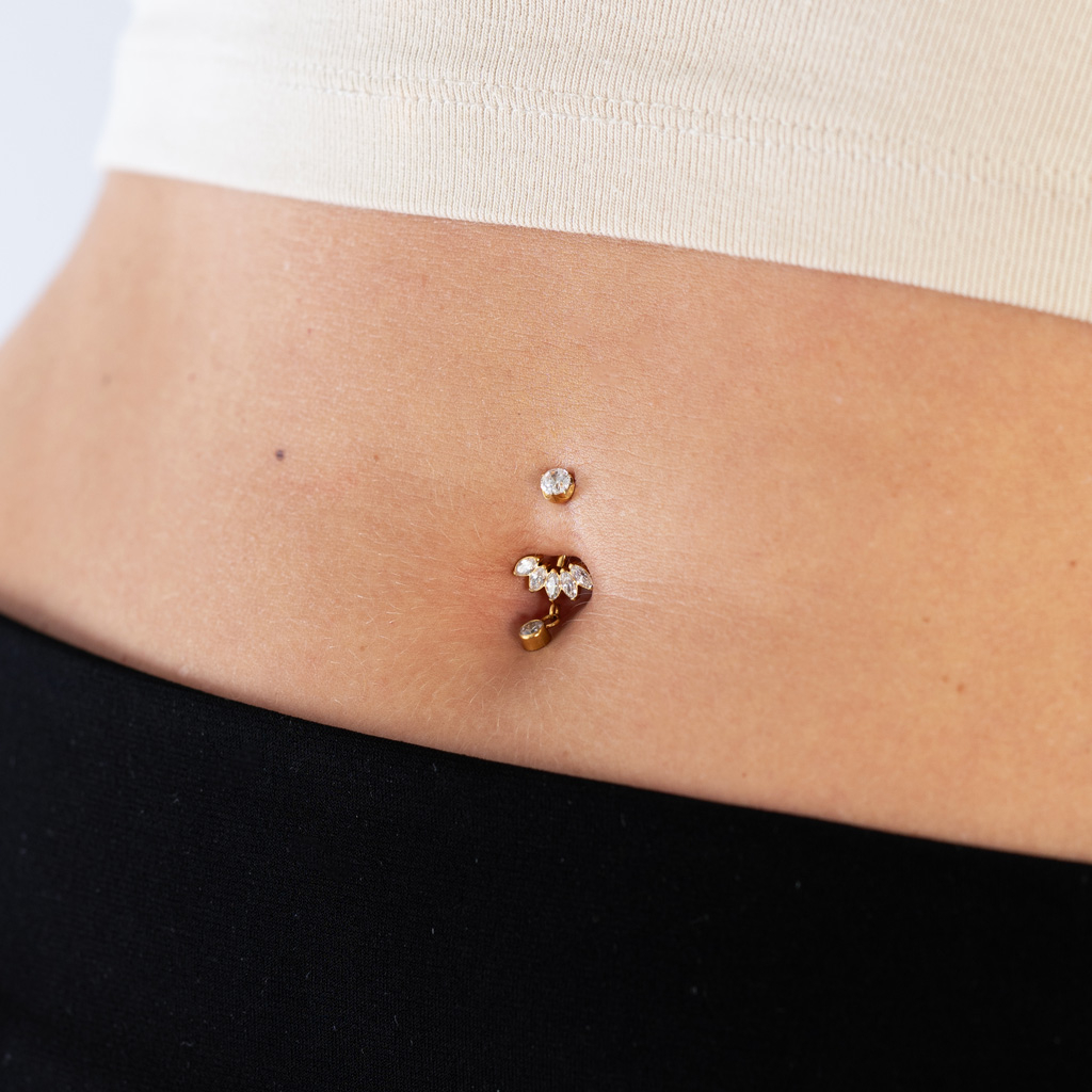 Piercing pour le nombril en titane avec pierres taille marquise et pendentif
