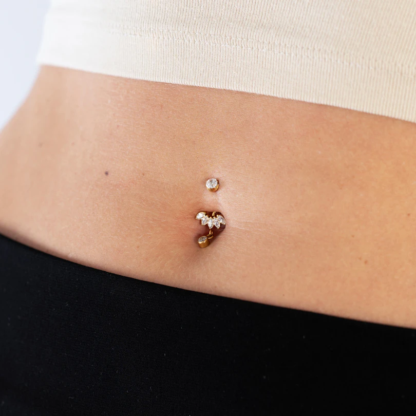 Piercing pour le nombril en titane avec pierres taille marquise et pendentif