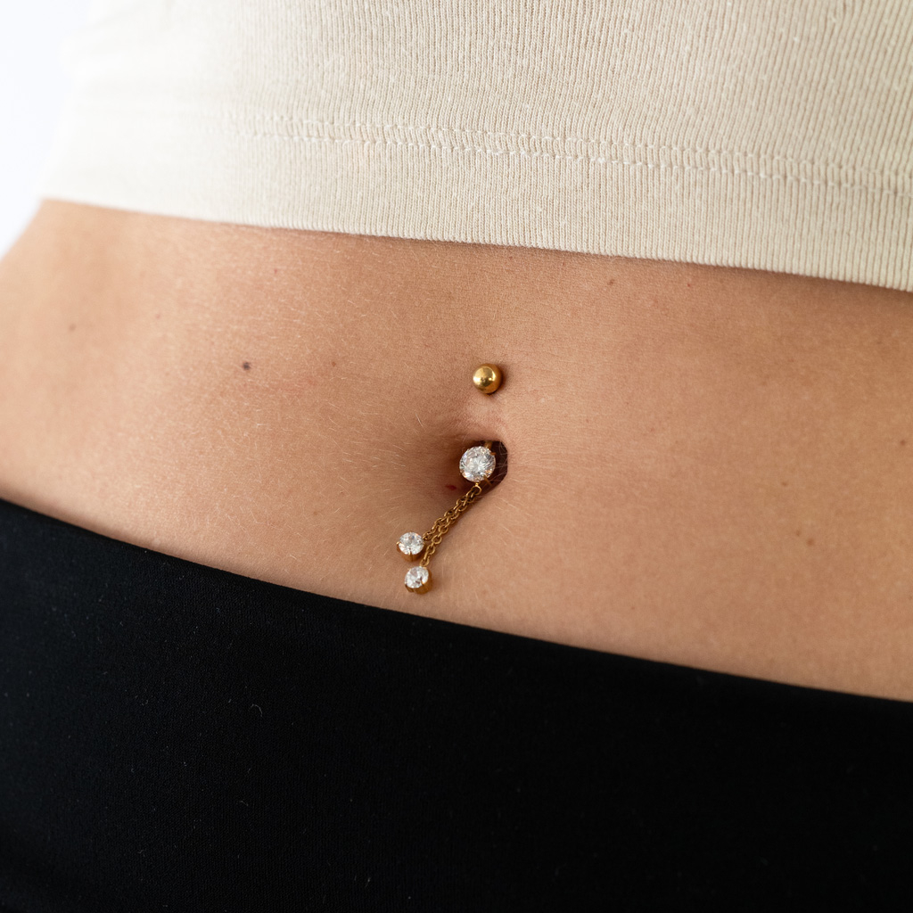Piercing pour le nombril en titane avec des chaînes et des pierres