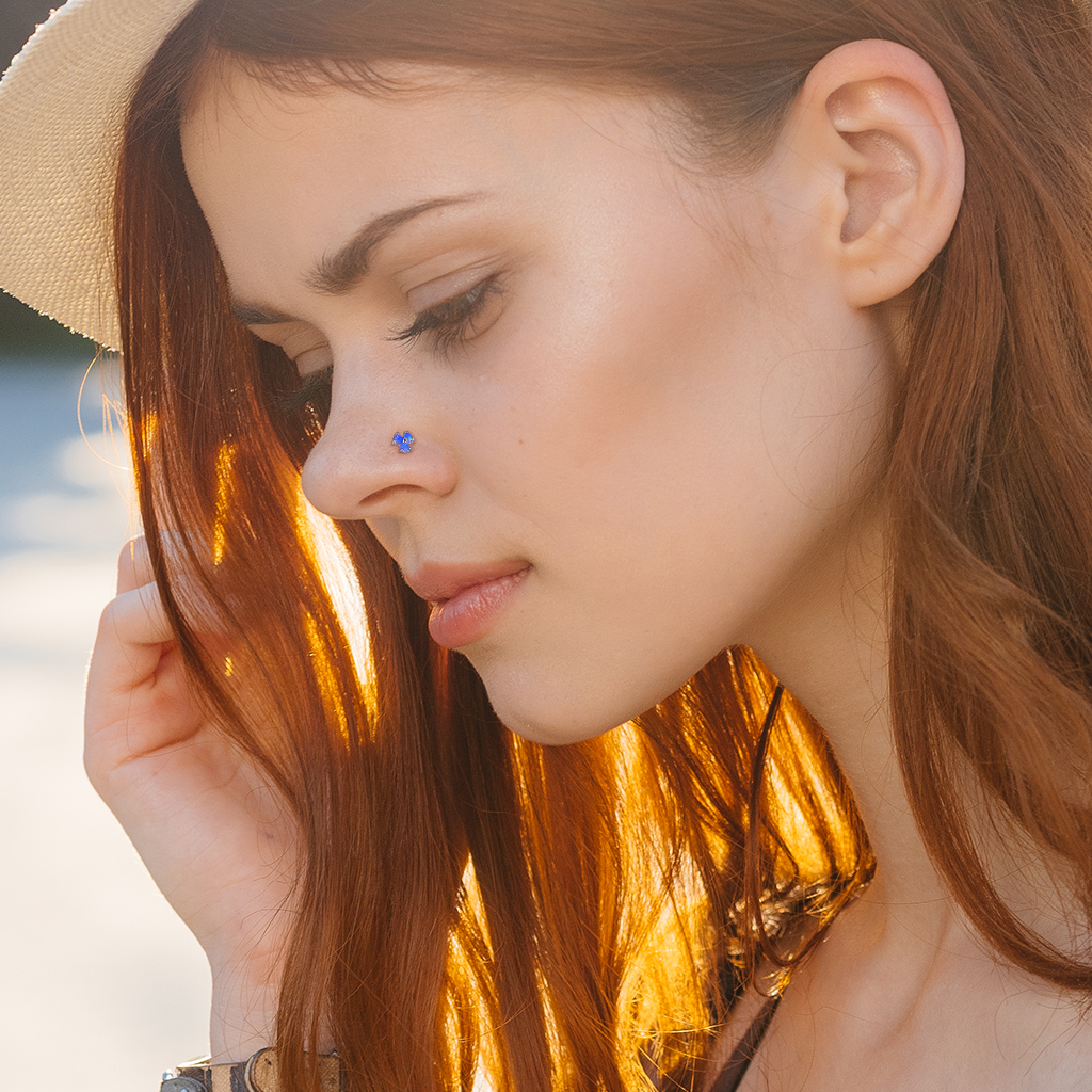 Piercing au nez en or 14 carats avec trois belles opales